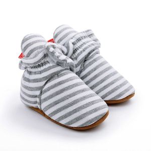 新生児の男の子の女の赤ちゃんの靴下の靴かわいいストライプ幼児プレーカーのブーティ綿の冬の柔らかい滑り止め暖かい幼児ベビーベッド靴G1023