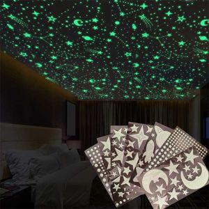 Adesivi murali luminosi con luna e stelle per la camera dei bambini Asilo nido per bambini Decorazioni per la casa Decalcomanie da muro Glow in the Dark Camera da letto Soffitto 211124