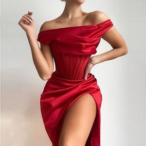 ヨーロッパとアメリカのモデル春の女性のセクシーな1ライン襟ファッションスリムスプリットセクシーな気質ドレス210602