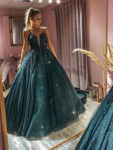 Spaghetti pasy koronkowe suknie wieczorowe Zroszony Aplikacje Sąd Pociąg Tulle Backless Formalne Prom Party Suknie