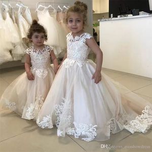 Ny Elfenben Spetsblomma Flickor Klänningar Sheer Neck Cap Sleeves Appliques Tulle Wedding Girls Pageant Dresses Party Klänningar för tonåringar