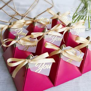 Presente Favores de casamento Bomboniera Caixa de aniversário rosa estilo triangular Pirâmide Tags de doces e fita