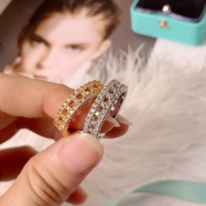Schöne Diamantringe großhandel-2022 Luxurys Modedesigner T Grid Diamant Ring Klassische ausgehöhlte Ringe Wesentliches Geschenk für Männer Frauen Gold und Silber Farben ist sehr nett
