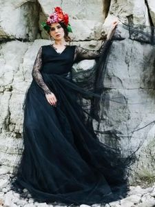 2022 Abiti da sposa gotici in pizzo nero Maniche lunghe Scollo a V Cinghie incrociate Schiena scoperta Abiti da sposa da sposa vintage Vestidos De Noiva Abito da sposa Boho Beach personalizzato