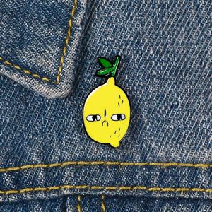 Pins, broscher mode tecknad fruktstift metall för ryggsäck persika citron päron ananas aubergine kärlek kvinnors kläder väska emblem