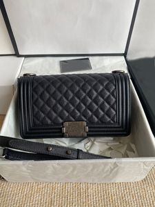 Klassiska designers axelväskor handväskor högkvalitativa kvinnliga mode äkta läder designer handväska kvinnor klaff bokstäver svart crossbody väska 983