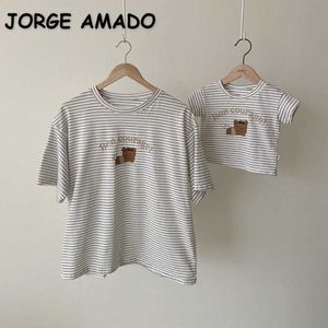 Stile coreano Estate Famiglia Corrispondenza Imposta T-shirt Orso cartone animato a righe Madre Padre Figlia Figlio Abbinamenti Abiti E1414 210610