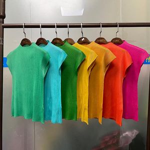 Miyake Plised Estetyczne ubrania Bez rękawów Czarny BST T Shirt Harajuku Kawaii Casual Moda Topy Graficzne Kobiety Tees TP2145 Damska koszulka