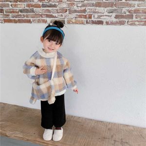 Höst vinter baby flickor plaid fleece tröja och budbärare väska koreanska stil tjockna avslappnad varm kappa barn 210615