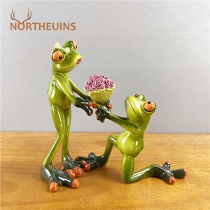 NORTHEUINS 15 cm Resina Proposta Invia Fiori Leggy Coppia Rana Figurine Animale Creativo Regalo di San Valentino Home Desk Decor 210804