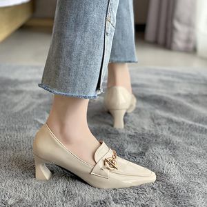 Klänning skor 2022 kvinnor pumpar tunna låga klackar sandaler för kvinna mode kedja grunt arbete damer casual heel loafers