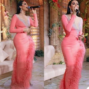 Strusie Feather Pink Mermaid Suknie Wieczorowe Frezowanie V Neck Z Długim Rękawem Czerwony Carpet Party Suknie Plus Size Side Split Prom Club Sukienka Formalna