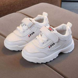 Nya pojkar Flickor Mode Sneakers Baby / Småbarn / Liten Barn Läder Trainer Barn Skola Casual Sport Skor Mjuka Löpskor G1025