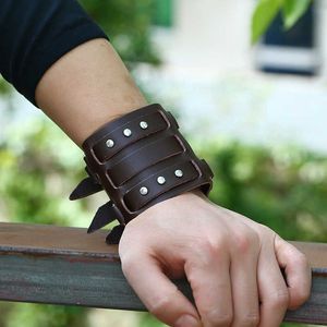 New Rivet Punk Wide Leather Cowhide Armband Överdrivna Herr Cool Armband Handband Par Alla hjärtans dag Årsdag Gift Q0719