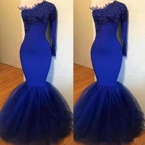 Royal Blue Mermaid aftonklänningar En axel Långa ärmar Tulle Satin Crystals Sequins Lace Applique Gleats Ruched Custom Made Plus Size Prom Party Gown 403