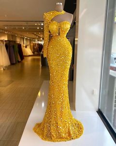 2021 Bright Yellow Sexy Luksusowe Suknie Wieczorowe Nosić Syrenka Halter Jeden Ramię Cekinowy Koronki Kryształowe Frezowanie Formalna Party Dress Prom Suknie Długość podłogi Plus Rozmiar