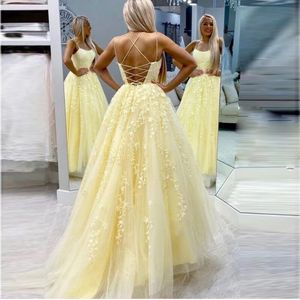 Abiti da ballo giallo chiaro senza schienale sexy per le donne Ragazze 2021 Applique in pizzo Croce Criss Spaghetti Lungo Tulle Abiti per occasioni speciali Abito da sera formale