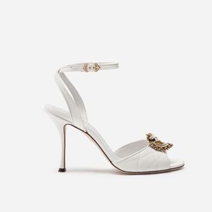 Şeftali Kalp Ayakkabıları toptan satış-Yaz Beyaz Koyun Şeftali Kalp Metal Dekoratif Yüksek Topuklu Sandalet Bir Word Toka Hollow Bayan Ayakkabıları Elbise