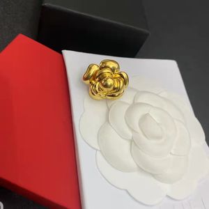 Guldfärg Mini Broscher 2,5cm Flower Design Pins För Kvinnor Kepsar Kläder Party Simple Fashion Brosches Smycken C034