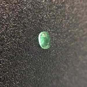 Prawdziwy 4mm * 6mm owalny cięcie szmaragdowy luźny kamień do obrączki Naturalny szmaragd luźny kamień H1015