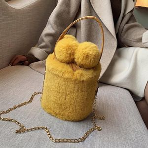 Axelväskor Höst och vinter Luxury Fake Fur Women's Warm Ball Plush Bucket Handväska Bag Girl Messenger 2022