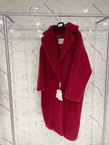 赤いアウターのMMテディベアのアイコンの毛皮のコートAlpaca Virginのウールの毛皮と絹の女性から作られた柔らかいテクスチャが付いているラペルの襟暖かいコート