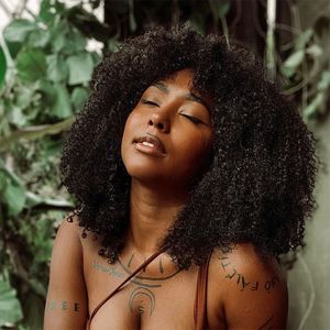 Perwersyjne peruki Pełna z bangami Gęstość Remy Brazylijski Afro Kręcone Human Włosy dla Czarnych Kobiet