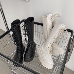 Сапоги из искусственной кожи до колена, зимние женские туфли на высокой готической платформе, мотоциклетные ботинки на шнуровке, черный, белый цвет, 92011