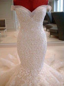 2022 Atemberaubende Spitze Meerjungfrau Brautkleider aus der Schulter Sweep Zug Appliques Dubai Arabisch Stil Brautkleider Sonderanfertigungen