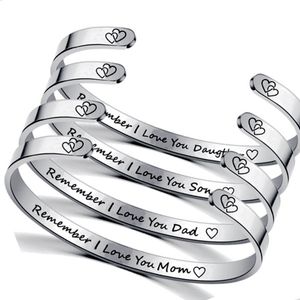 Fashion Family Loves Bangle Remember I Love You Mom Papà Bracciale Bracciale Braccialetti in acciaio al titanio Regali con incisione a cuore per madre figlia