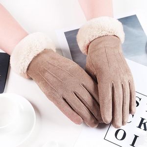 Пять пальцев перчатки женщины касаются Creen осени зимой пушистые теплые рукавицы