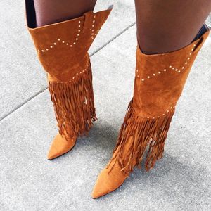 Botas Moda Mulher Fringe Crystal Decor Saltos quadrados sobre a bota alta camurça marrom de camurça pontual do inverno