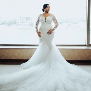 African White Tulle Syrenka Suknia Ślubna Koronki Długie Rękawy Kaplica Pociąg Plus Rozmiar Suknie Ślubne Illusion Sheer V Neck Bride Formalne Dresses 2022 Vestidos de Novia