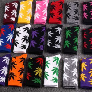 Bekväma Weed Socks för män och kvinnor Casual Crew Cotton Socks Färgad Rolig Skateboard Harajuku Trend Socks X0710