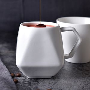 250ml Creative Branco Cerâmico Latte Cup Bonito De Porcelana de Forma Irregular para Café Chá Leite 210409