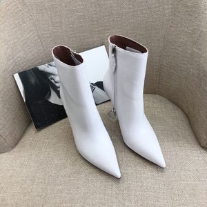 Amina Muaddi Giorgia White Heeled tornozelo Botas Cúbicas Stiletto Salto apontado dedos do pé dedos do zíper de couro Botinhas de outsole para mulheres Luxury Designer Sapatos Fábrica Calçado