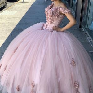 Розовый бисером 2021 Платья QuinceAnera 3D Цветочные Кружева Аппликация с плеча Цветок Сладкий 16 Платье Пагентные платья Vestidos de 15 Años