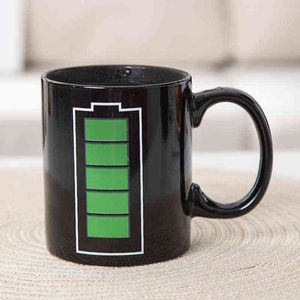 電池の充電熱に敏感な色の変化コーヒーマグの面白いお茶のマグ 熱い液体を加えると バッテリーのターンがフルFB G1126