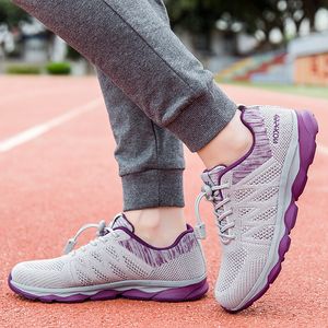 2021 Tasarımcı Koşu Ayakkabıları Kadınlar Için Gül Kırmızı Moda Bayan Eğitmenler Yüksek Kaliteli Açık Spor Sneakers Boyutu 36-41 QL