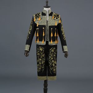 Золотая вышивка кисточка блесток черный 3 кусок сценический костюм (куртка + брюки + жилет) Мужчины чнец-певец певец костюм Blazer Matador Costume 210522