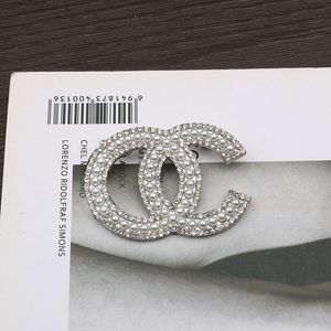 Designer di donne di lusso Marchio Doppia lettera Spille Placcato oro 18 carati Intarsio Cristallo bianco Strass Sciarpa Gioielli Spilla Perla Pin Abbigliamento Decorazione Accessori