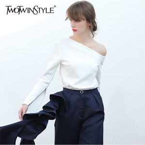 TWOWINSYLE Camicia minimalista bianca per donna Colletto asimmetrico Manica svasata Camicie casual Abbigliamento moda femminile 210524