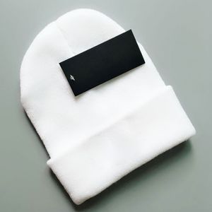 Projektant Mężczyźni Winter Solid Beanie Wysokiej Jakości Unisex Kobiety Dzianiny Bawełna Ciepły Kapelusz Klasyczne Sportowe Czaszki Czapki Panie Casual Outdoor Cap Czapki