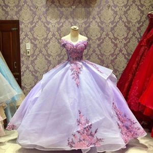 Lawenda Koronki Quinceanera Suknie Off The Ramię Sweet 16 Suknia Balowa Koronki 3D Kwiat Aplikacje Illusion Pageant Party Princess