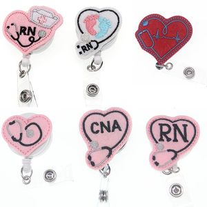 Pins, broscher rosa hjärta form RN Badge Reel Retractable Felt CNA Stetoskop Exihibiton ID Namn Korthållare Presenter