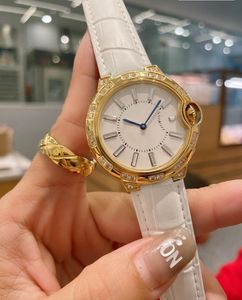 豪華な男性と女性はダイヤモンドの革ストラップの石英の動きの腕時計のファッションブランドデザイナーの腕時計のゴールドケースを見ます