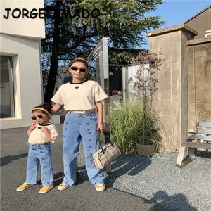 Koreanska stil vårfamilj matchande uppsättningar kärlek hjärta jeans mamma dotter denim byxor e2118 210610