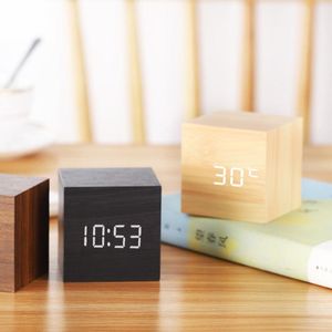 Relógios da mesa de mesa 1pc Modern Wooden Cube USB Voice Digital Clock LED Display Despertador Controle luminoso