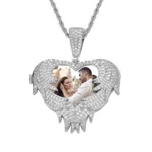 Fin QualityL Custom Love Photo Pendant Necklace Personlighet Creative Diy Commemorative Angel Wing Frame New Fashion Copper Cubic Zirconia Hip Hop smycken gåvor