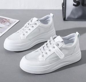 2021 Vår och sommar Nya sneakers andningsbara mesh vita skor kvinnor casual skor